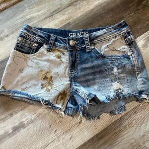 Grace  in La distressed jean shorts